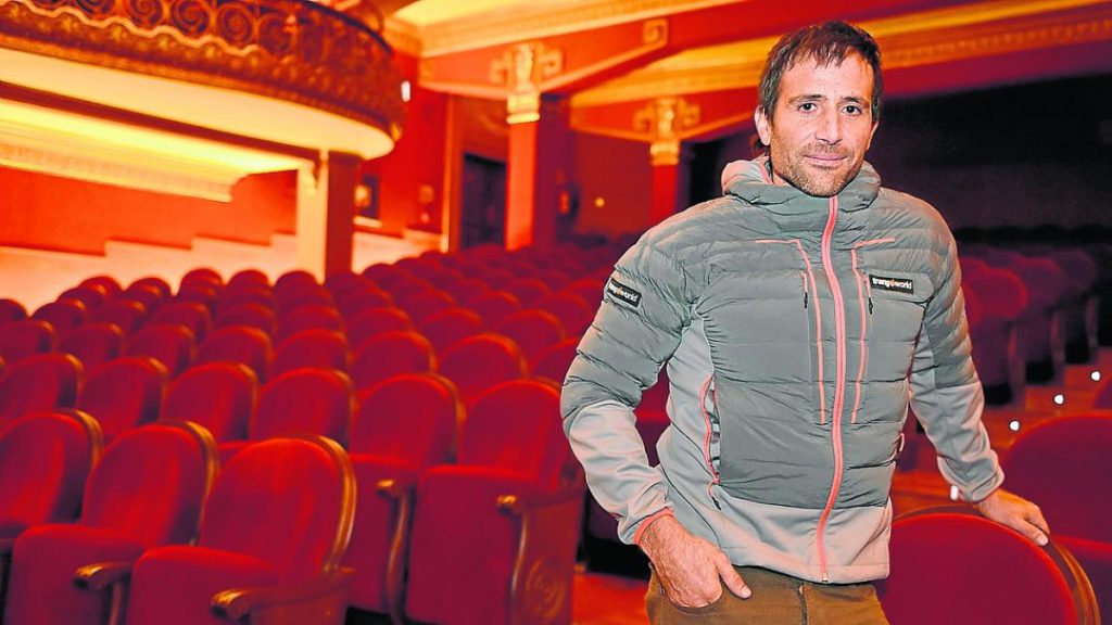 Alex Txikon en el Teatro Olimpia de Huesca(Foto: Heraldo de Aragón)
