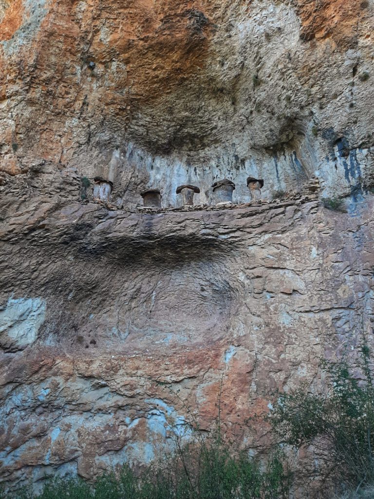 Colmenas de los frailes, realizadas en tocones de troncos en una terraza sobre la pared